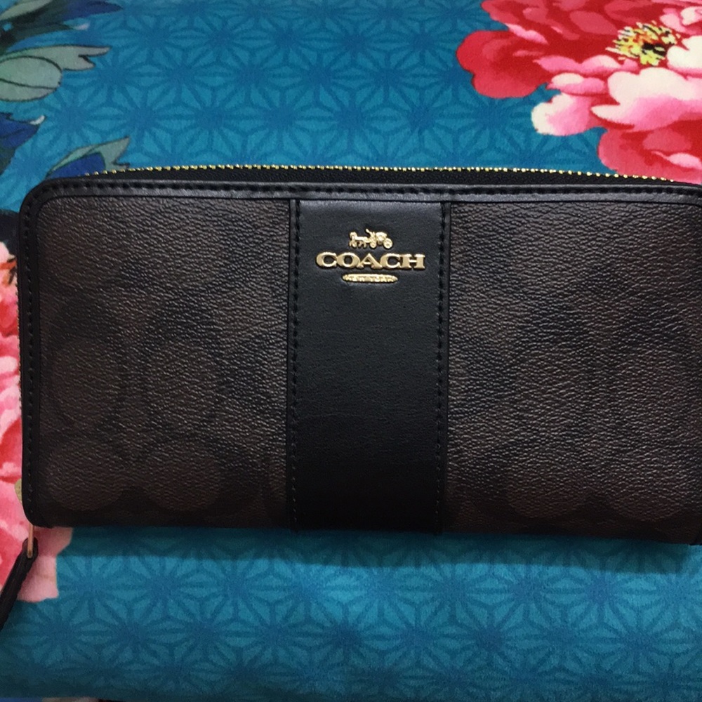 Authentic Coach Accordian Zip Wallet w/tags